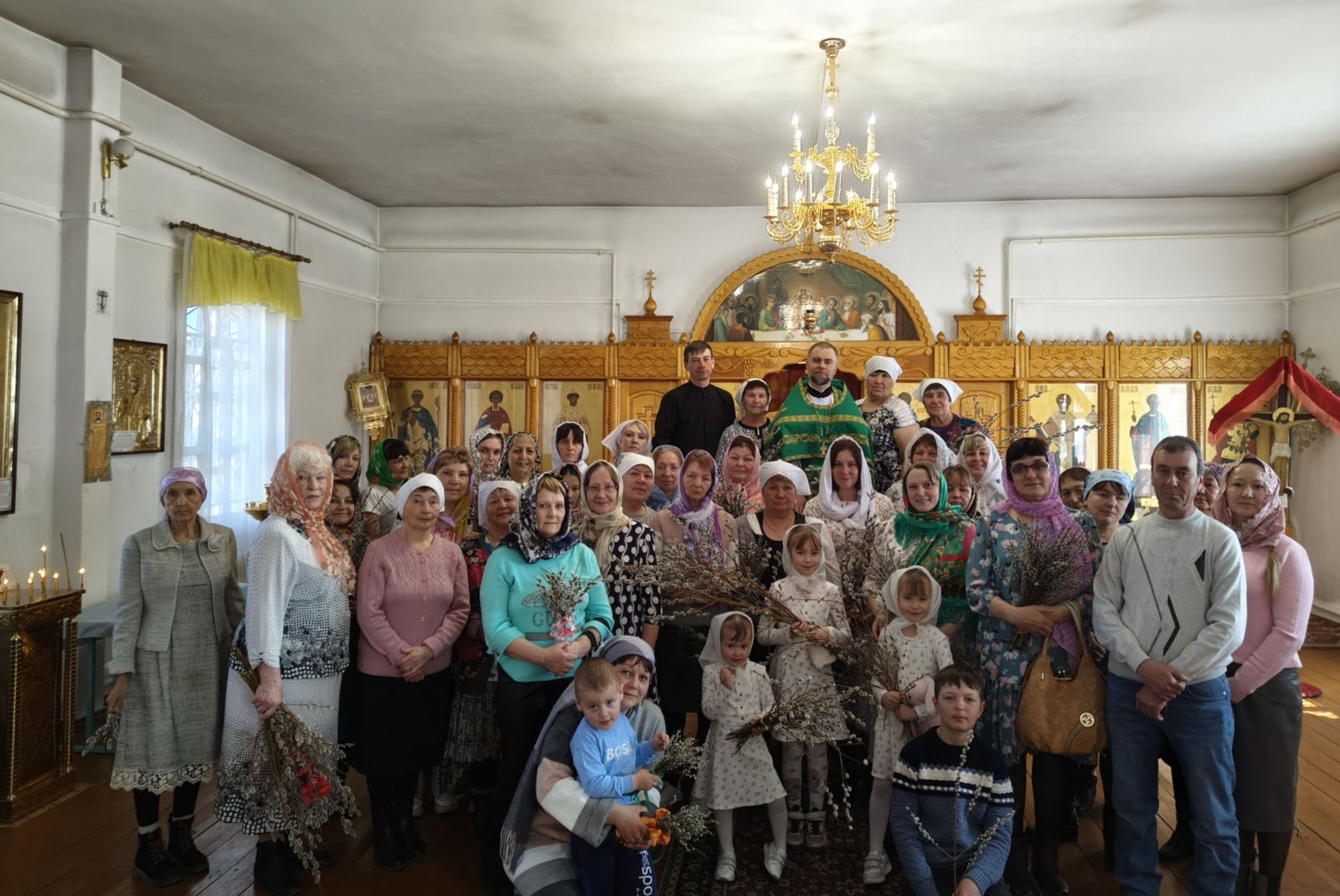 Община храма с его настоятелем иереем Николаем КОРНИЕНКО