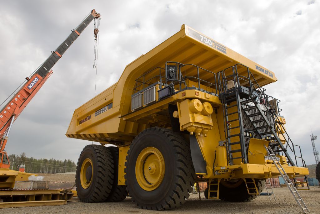 Горный техник. 730е Komatsu. Коматсу самосвал Горная техника. Самосвал Комацу 730е. Komatsu 180 тонн.