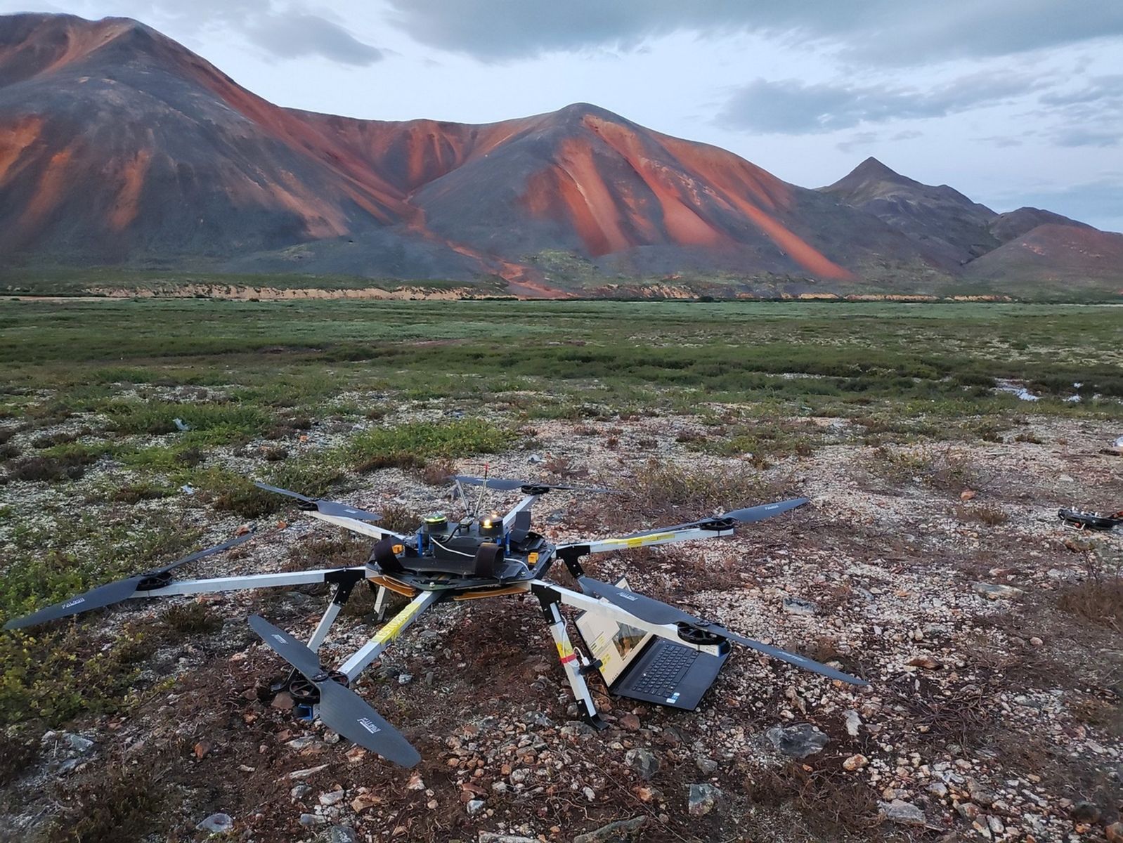 Беспилотный летательный аппарат AGP-UAV перед очередной аэромагнитной съёмкой